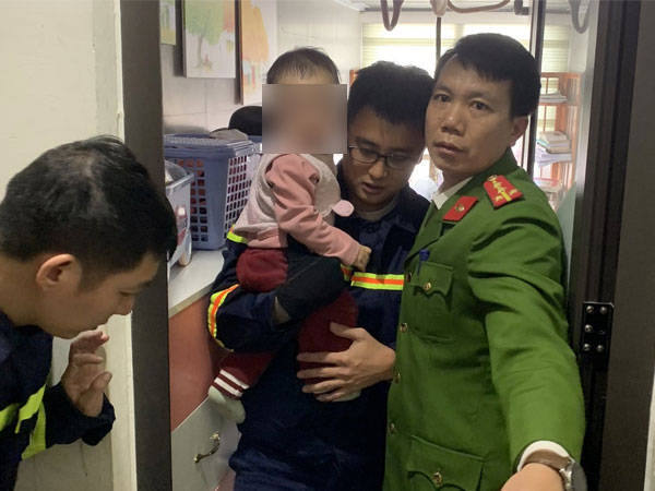 Cứu cháu bé 1 tuổi bị kẹt ngoài ban công tầng 7 chung cư