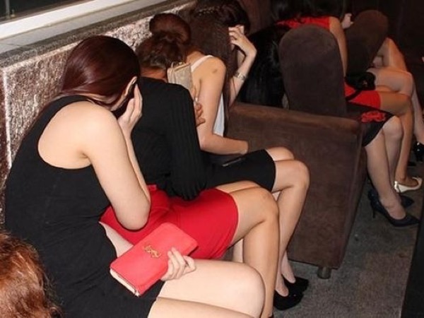 Thủ đoạn tàn độc của 'tú bà' trả thù đời vì bị HIV