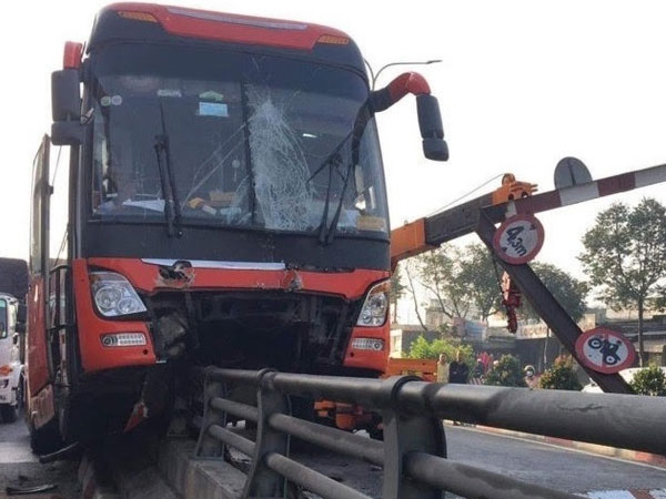 Hiện trường xe giường nằm 'toác đầu', nằm 'cưỡi' trên lan can hầm chui