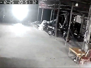 Hoang mang với hình ảnh người thanh niên phi thẳng xe máy xuống dưới sông ở Kiên Giang