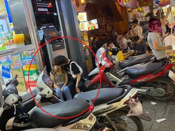 Hôn nhau ngấu nghiến ngay trước cây ATM, cặp đôi khiến dân tình ái ngại không dám đến rút tiền