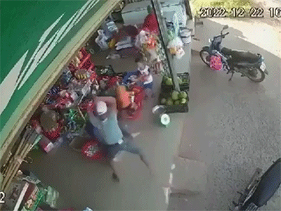 Nói đùa chuyện nợ tiền mua bia, chủ quán tạp hóa bị chém 13 nhát