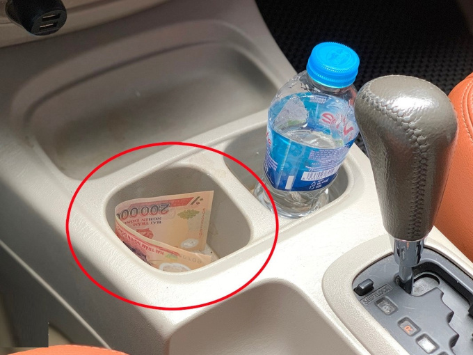 'Bỏ quên' tiền trên ô tô khi đi đăng kiểm và sự im lặng của người trong cuộc