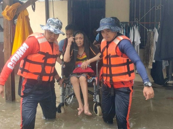 Lũ lụt càn quét Philippines, hàng vạn người dân phải đi sơ tán