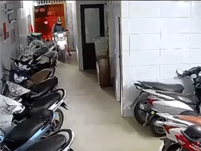 Vừa đi xe máy vào khu trọ, cô gái bị một thanh niên lao vào sàm sỡ