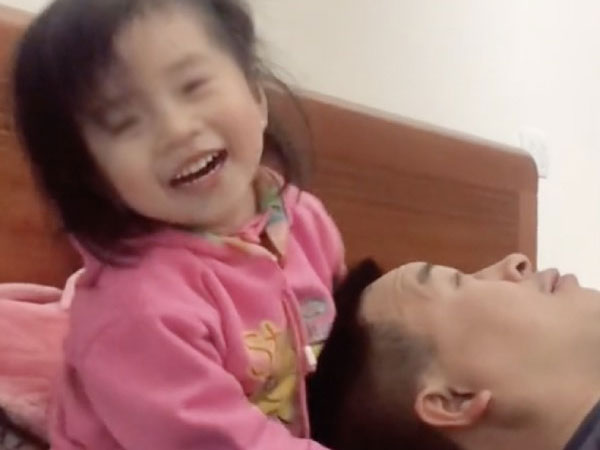 Con cái đi học đi làm xa nhà, ông bố buồn bã bèn tự sản xuất 'tiếng cười' đáng yêu