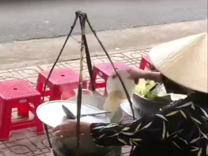 Người bán hàng rong đổ thức ăn thừa vào nồi nước lèo ở Nha Trang tiếp tục bị phạt