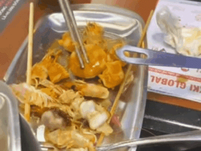 Đi ăn buffet sợ bị phạt vì thừa đồ ăn, nam thanh niên có hành động lấp liếm khiến dân tình phẫn nộ: 'Lúc lấy thì lấy cho đã tay rồi kêu áp lực!'