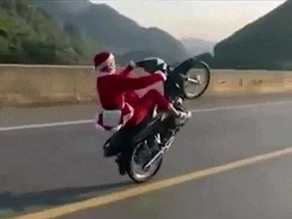 Án nào cho 'ông già Noel' bốc đầu xe máy trên đường ở Thái Nguyên?
