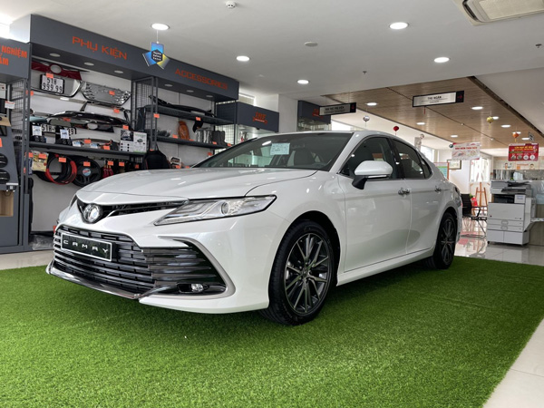 Sức mua giảm, nhiều xe Toyota vẫn tăng giá cao đến 90 triệu đồng