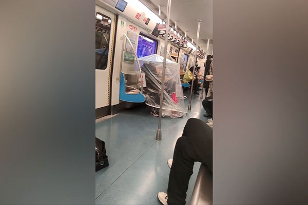 Cười ngất với cách người đàn ông phòng covid khi đi tàu điện