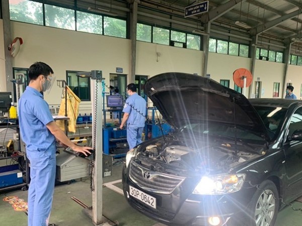 Cục Đăng kiểm: Xe dán decal, thay mặt ca-lăng vẫn được kiểm định bình thường