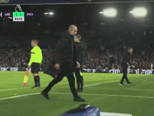 'Cáu tiết' với học trò, Pep Guardiola sút chai nước vào ban huấn luyện Leeds