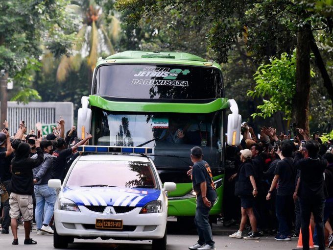CĐV Indonesia tấn công xe chở tuyển Thái Lan, Madam Pang 'sợ xanh mặt'