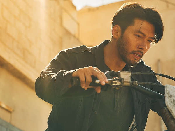 Hé lộ tạo hình phong trần cùng quá trình quay phim căng thẳng của Hyun Bin tại Jordan