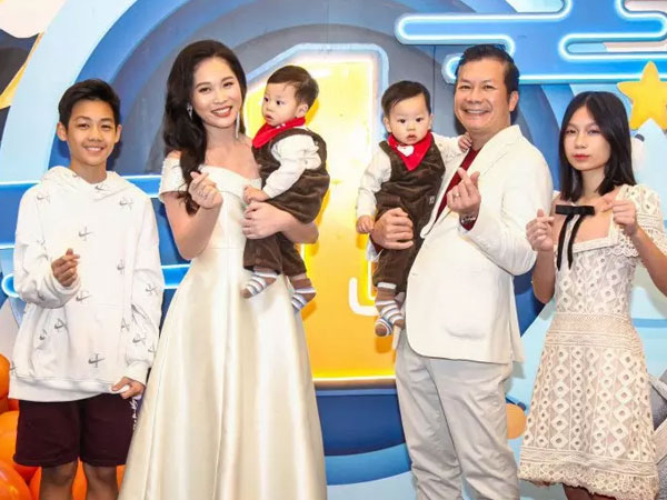 Các con riêng hiếm hoi lộ diện cùng 'Shark' Hưng và vợ 2 Á hậu