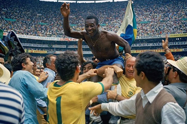 Chùm ảnh kinh điển về cuộc đời Pele
