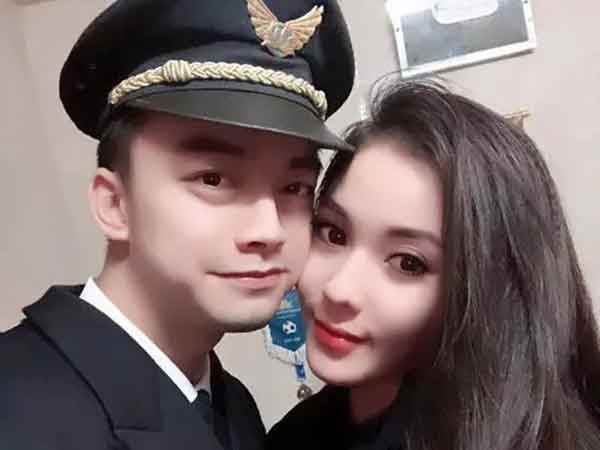 Cơ trưởng điển trai khoe bạn gái mới sau 4 năm hủy hôn Âu Hà My?