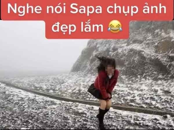 Cô trẻ trẻ chơi sốc, mặc váy ngắn cũn đi Sapa 'săn' tuyết rơi