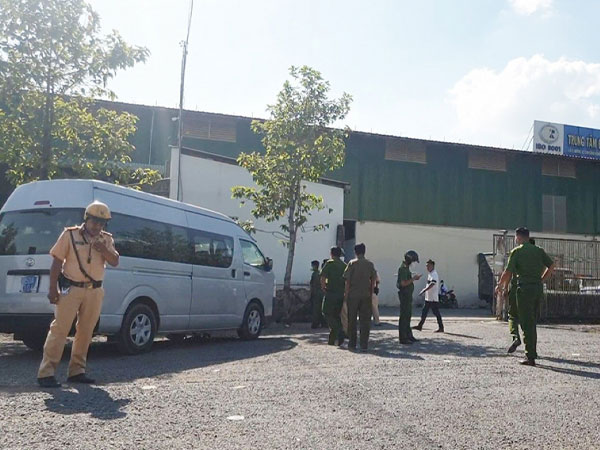 Công an TP.HCM khám xét thêm 1 trung tâm đăng kiểm tại Hóc Môn