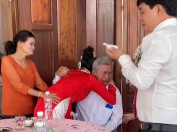 Ôm tạm biệt bố trước khi về nhà chồng, cô dâu khiến nhiều người nức nở khóc theo