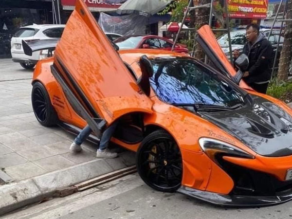 Siêu xe McLaren 650S 'sập gầm' trên vỉa hè Hà Nội, người quản lý lên tiếng