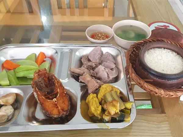 Sững sờ thấy suất cơm 50k ở trạm dừng nghỉ mà đầy ắp thịt cá, thơm ngon
