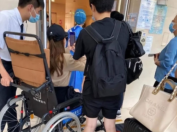 Một nữ diễn viên nổi tiếng tiết lộ phải ngồi xe lăn sau khi sinh con, lý do khiến nhiều người bất ngờ