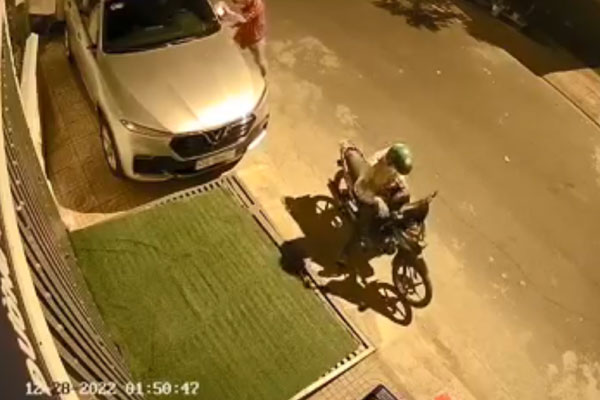 Choáng với tốc độ 'nhảy' gương của hai người đàn ông giữa đêm tối