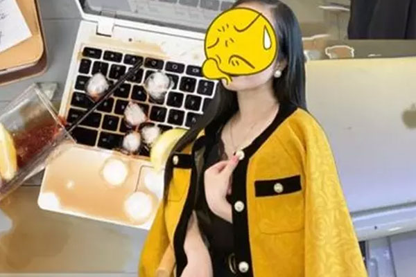 Con đổ nước hỏng laptop người lạ, bố mẹ gửi đơn kiện chủ nhân?
