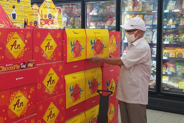 Dân thắt chặt chi tiêu, quà Tết giá rẻ đắt khách