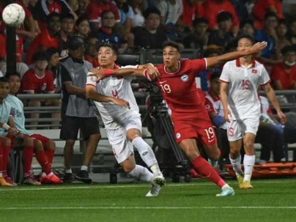'Kêu trời' vì sân cỏ nhân tạo, báo Singapore đồng cảm với thầy Park