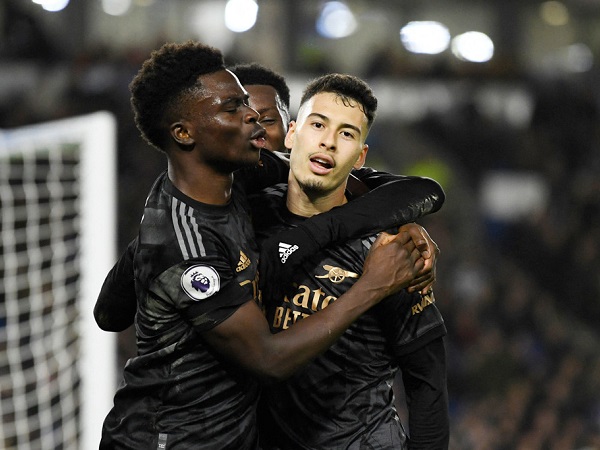 Thắng Brighton, Arsenal bỏ xa Man City 7 điểm