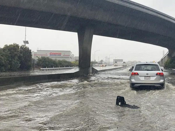 'Dòng sông trên trời' tấn công, California thành biển nước và tuyết