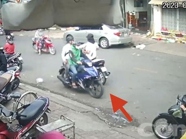 Đi mua thuốc hút, người đàn ông bị giật mất dây chuyền 5 chỉ vàng