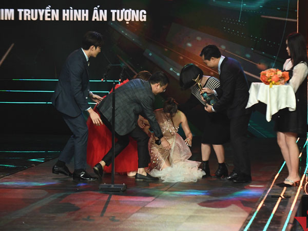 Diễn viên Huyền Lizzie ngã trên sân khấu VTV Awards 2022
