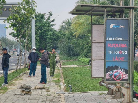 Người đàn ông ngoại quốc chết trong tư thế treo cổ ở trạm chờ xe buýt