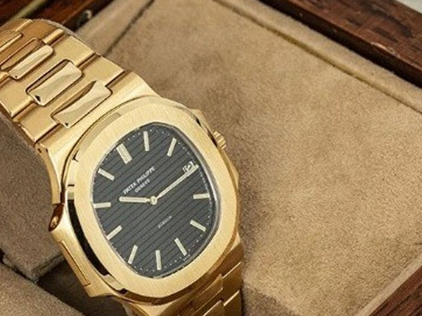 Tiếp viên hàng không thử việc 'xoáy' 2 đồng hồ hàng hiệu trong khách sạn hạng sang