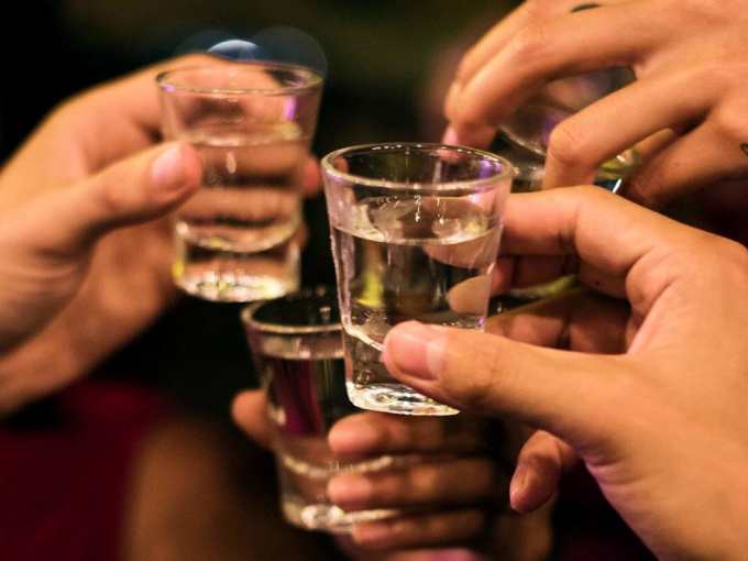Chuyên gia cảnh báo mối nguy từ lời mời 'uống chút rượu cho ấm bụng'