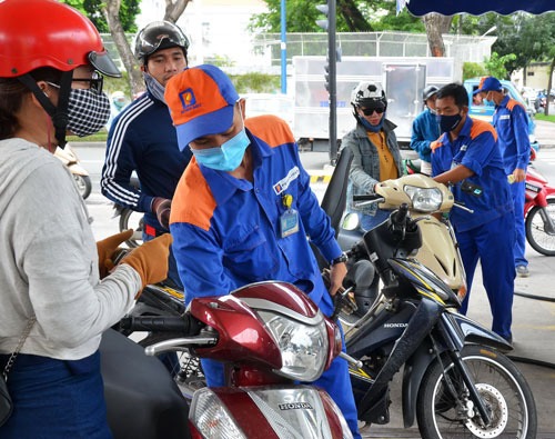 Điều chỉnh thuế bảo vệ môi trường, xăng dầu đồng loạt tăng giá, có loại tăng 1.100 đồng/lít