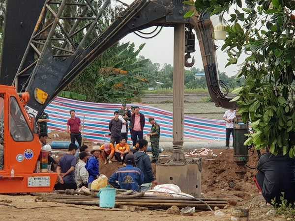 Bé trai 10 tuổi rơi xuống hố bê tông: Tiếp tục cứu nạn nhân theo phương án cũ