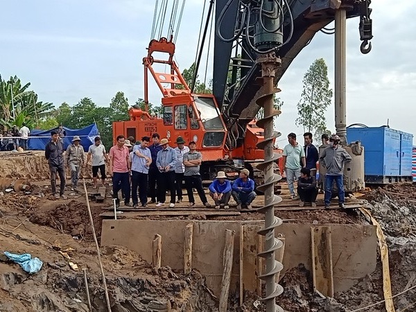 Đã xói 31/36m cột, dự kiến giải cứu bé trai trước sáng mai