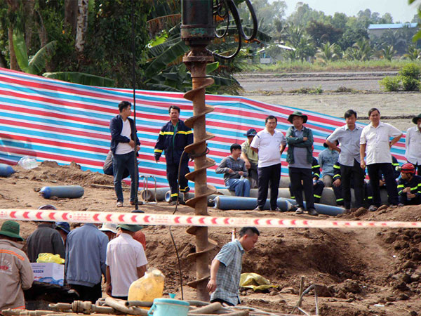 Xuyên đêm giải cứu nhưng chưa tiếp cận được bé trai 10 tuổi rơi xuống trụ bê tông