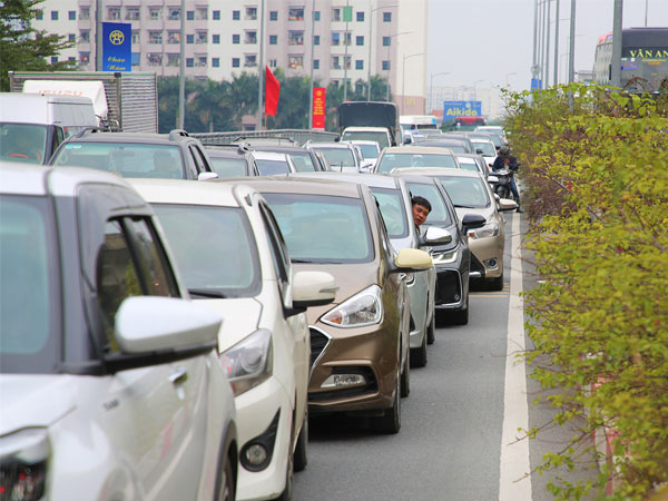 Nhiều tuyến đường lại ùn tắc khi người dân trở lại Thủ đô