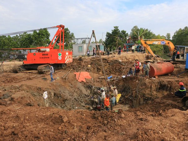 Vụ bé trai lọt vào trụ bê-tông: Sắp đưa được trụ lên khỏi mặt đất