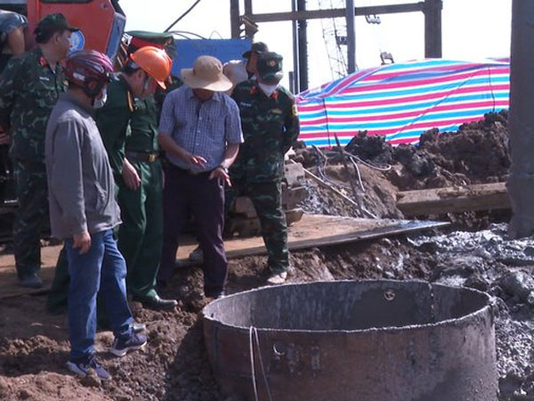 Sắp hoàn tất việc cứu hộ bé trai lọt vào trụ bê-tông sâu 35 m