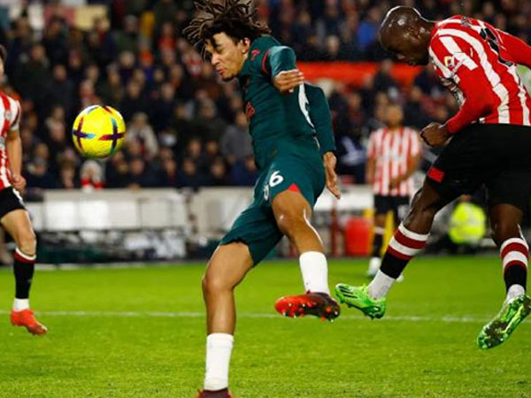Bị 'ong đốt', Liverpool ngày càng xa Top 4