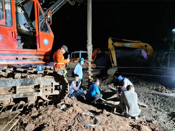 Đã làm sạch đất ở độ sâu 23/35 m xung quanh trụ bê tông để cứu bé trai