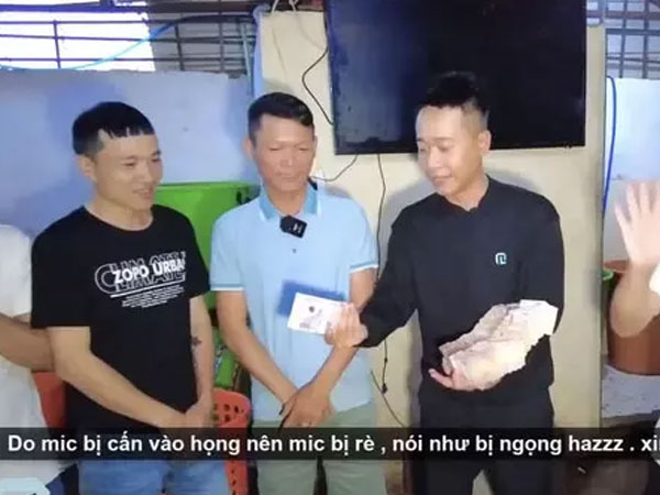 Quang Linh Vlog chơi sang, cầm cả xấp tiền đi thưởng Tết nhân viên