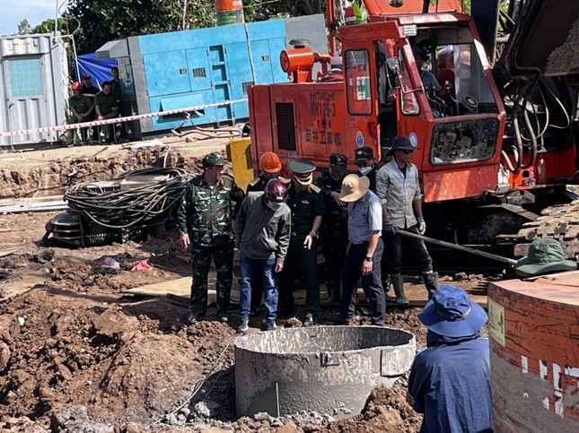 Thông tin mới nhất vụ bé trai rơi xuống trụ bê tông sâu 35m
